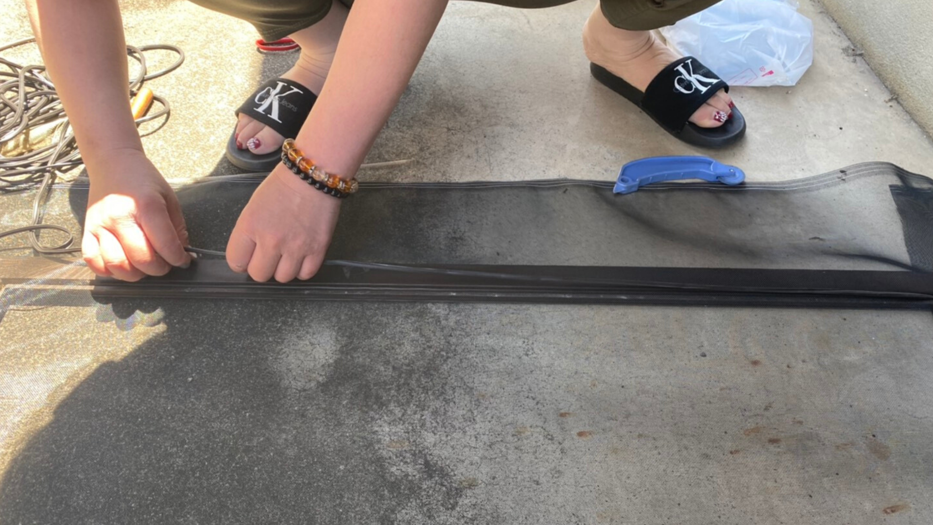 ネットを置いてゴムを専用ローラで